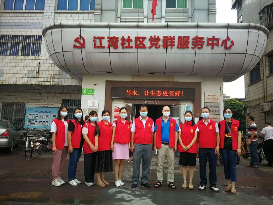 6月14日，党员同志在社区开展志愿服务，助力社区疫情防控工作.jpg