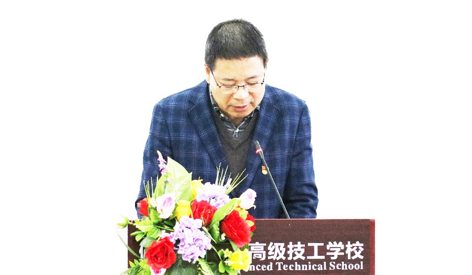 学校党总支部徐尚辉副书记为新团员寄予期望.jpg
