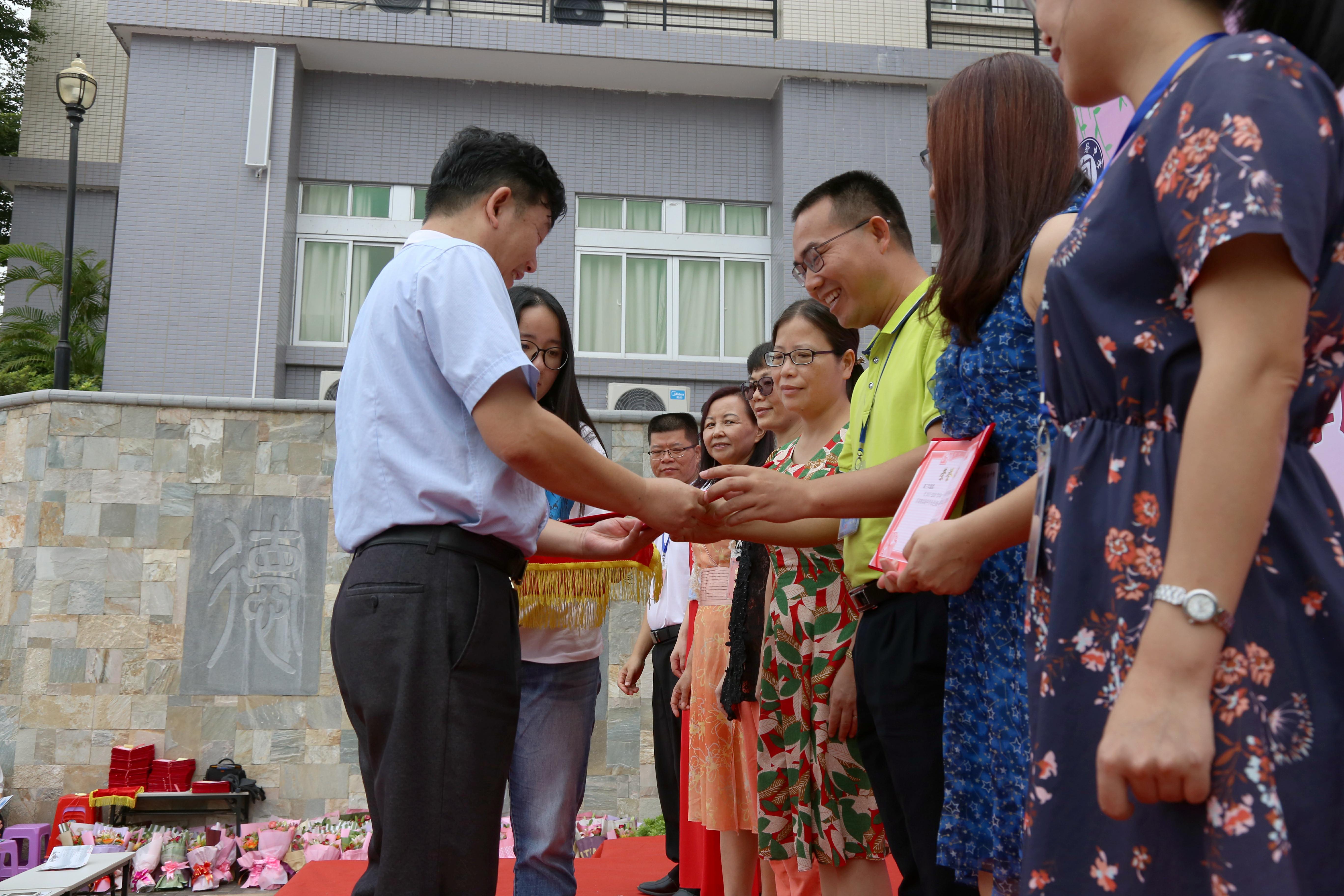 陈国光校长在教师节表彰大会上给老师们颁奖.jpg